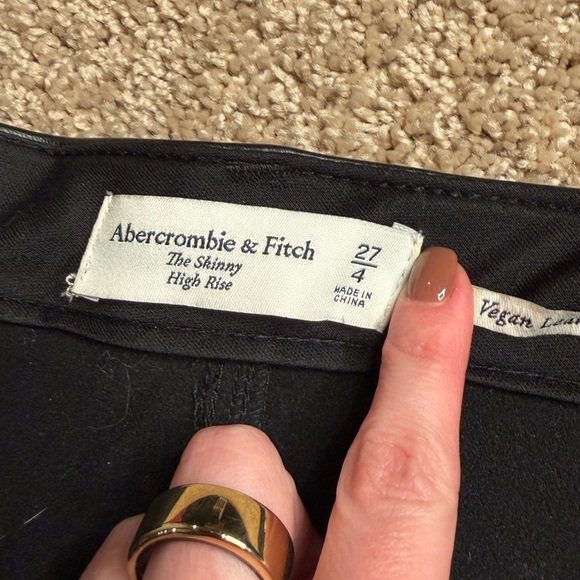 Abercrombie & Fitch The Skinny High Rise Vegan Leather Black Pants Size 27 / 4 - Picture 3 of 4